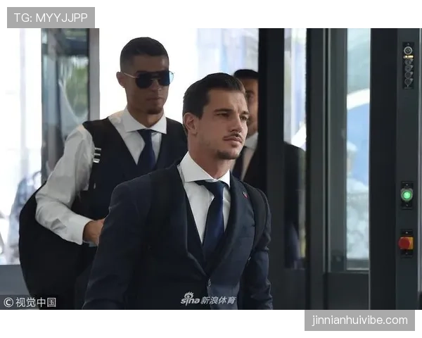 C罗机场随手拎的那只包,我估摸着能付我家两年房贷 C罗机场随手拎的那只包,我估摸着能付我家两年房贷